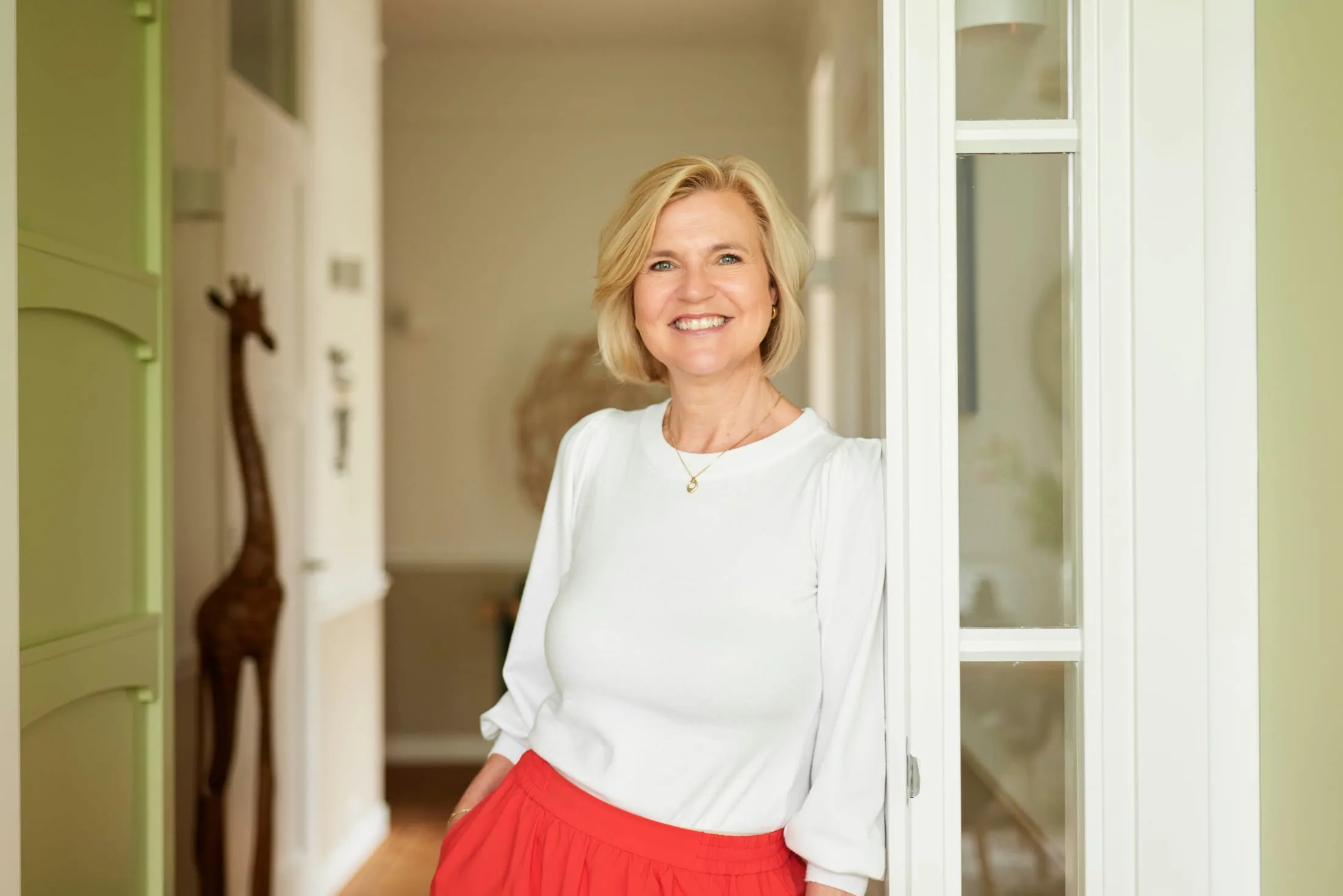 Lisette Brattinga, lachend in de deuropening