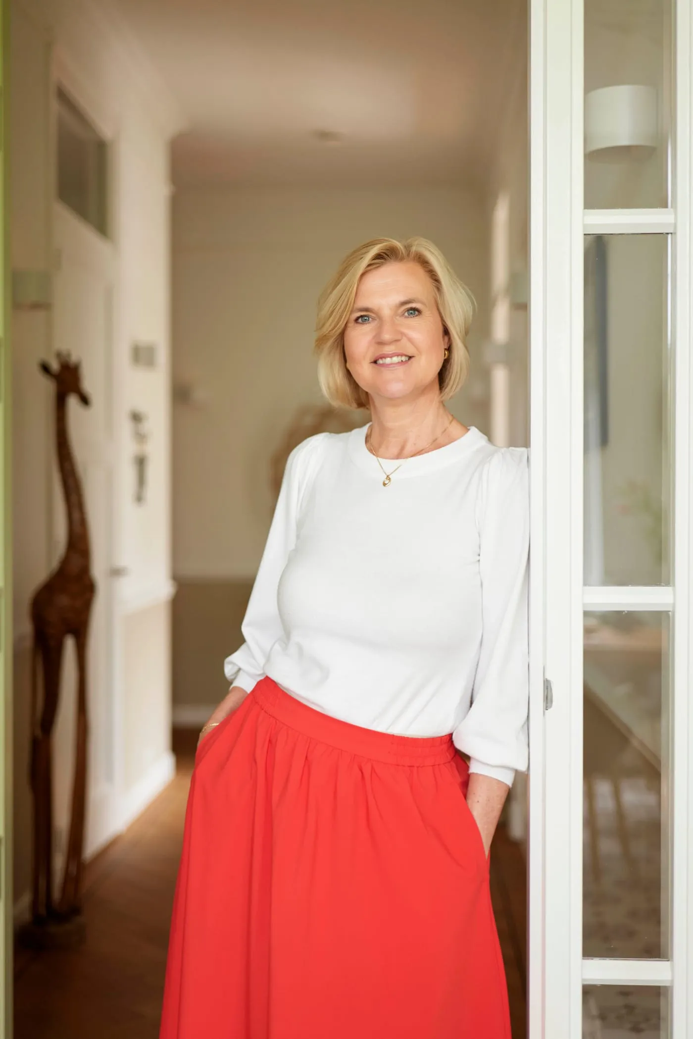 Lisette Brattinga in de deuropening van haar huis